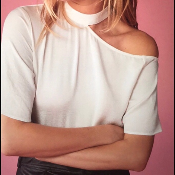 EXPRESS Deconstructed Mock Neck Tee - Picture 3 of 6